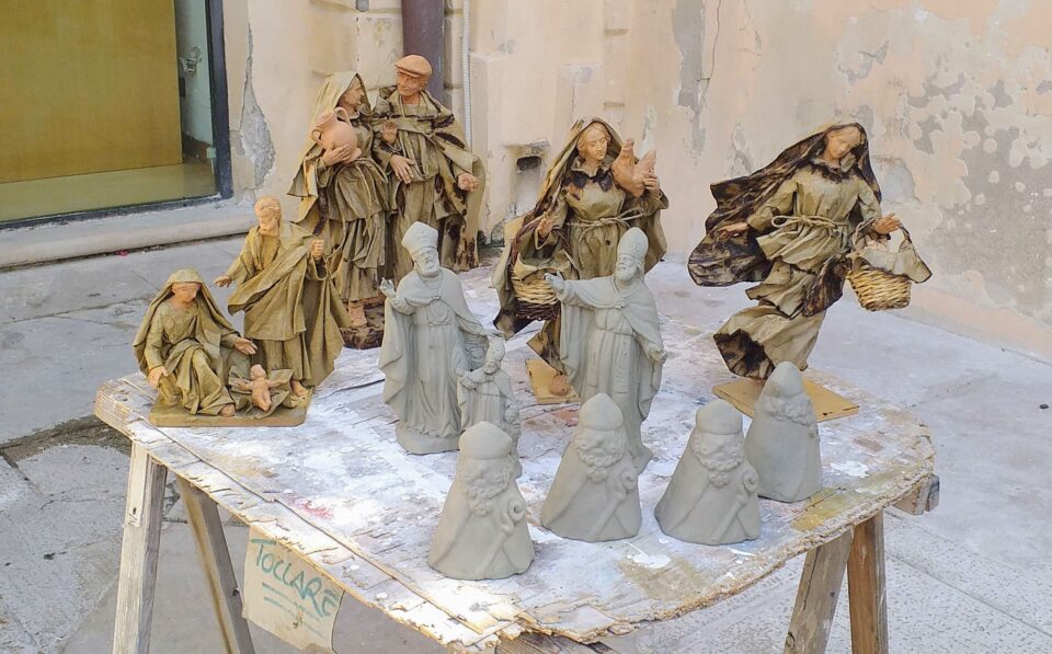Cartapesta-statuette focheggiate